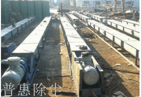 工人在對出口螺旋輸送機(jī)進(jìn)行多次運行試機(jī)